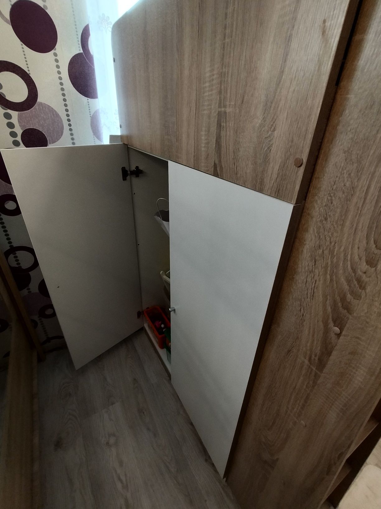 Łóżko piętrowe z biurkiem i wbudowaną szafą