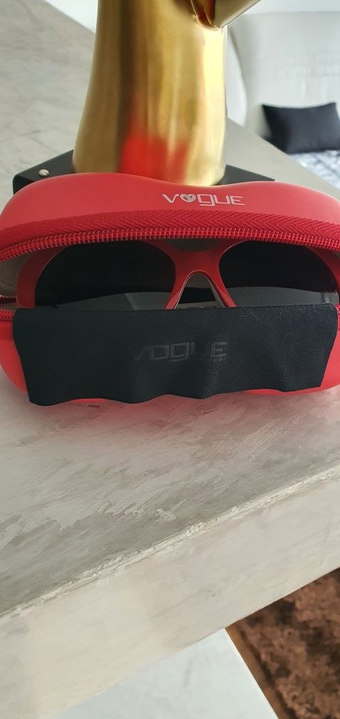 Óculos de sol marca " Vogue " novos