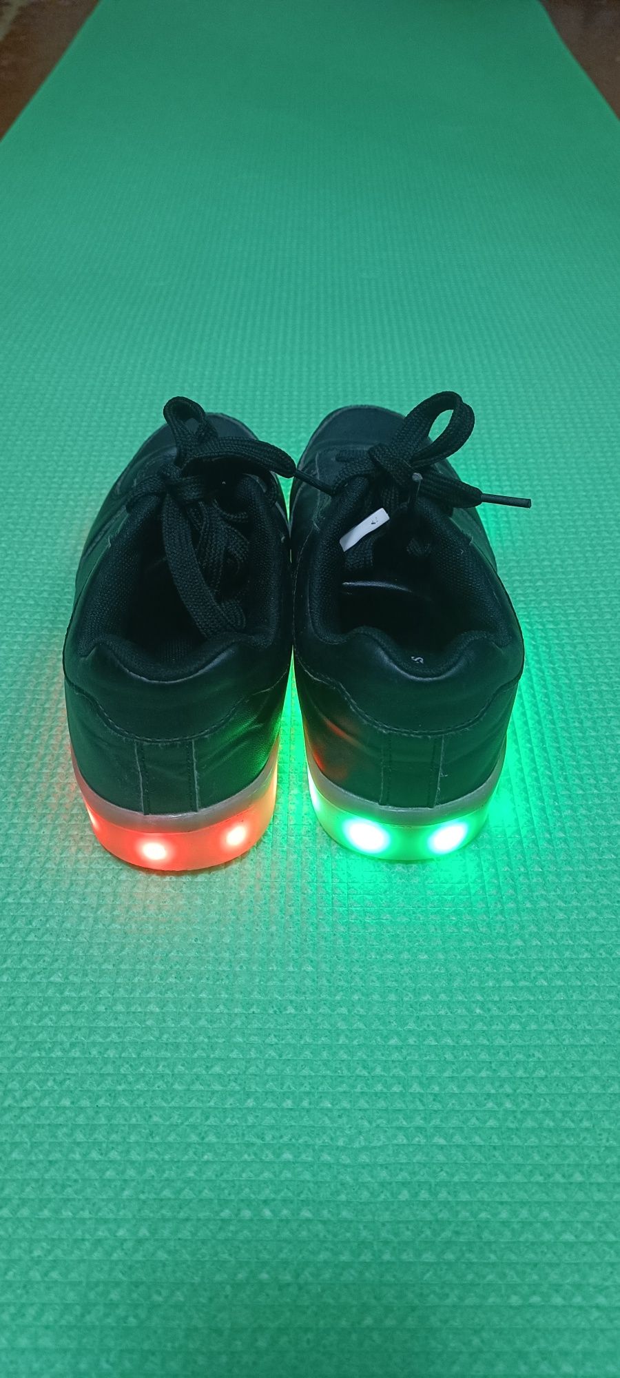 Кросівки що світяться