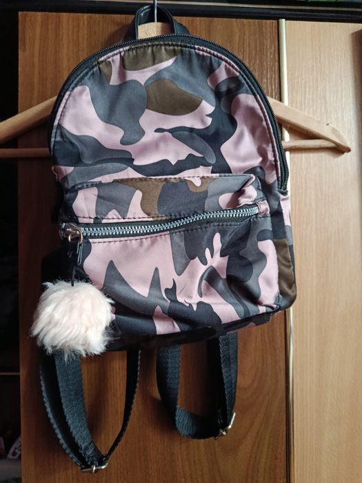 Plecak z pomponem