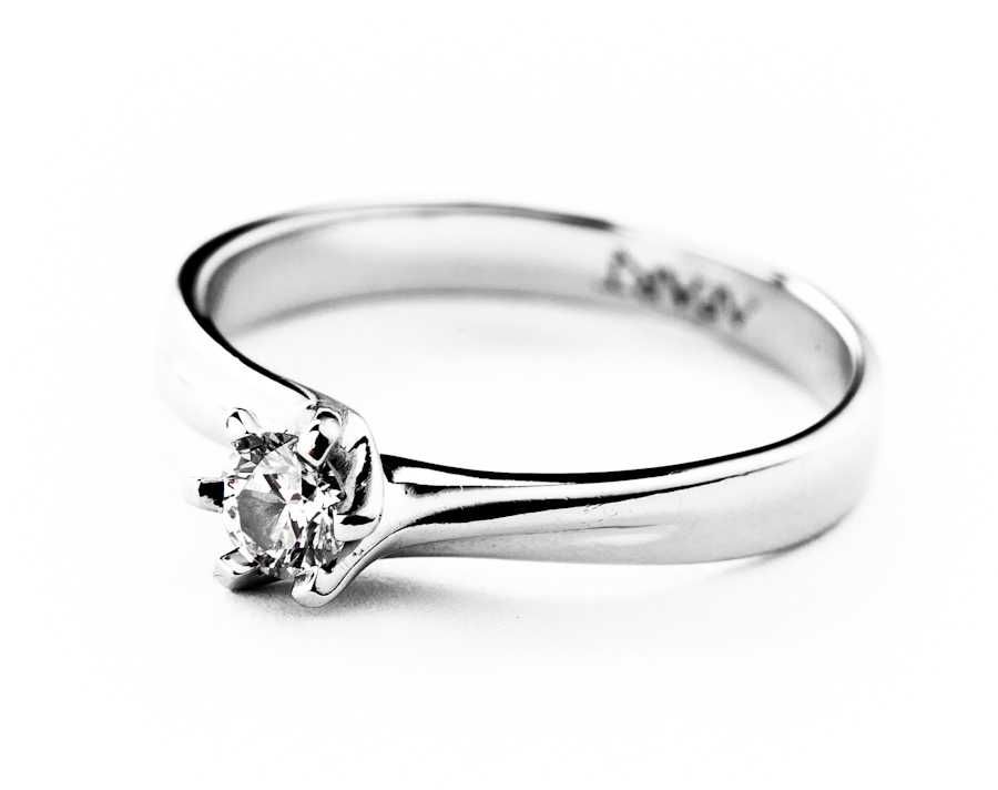 Złoty Pierścionek - Białe Złoto - Diament 0,19ct - 14K - 2,09g - APART