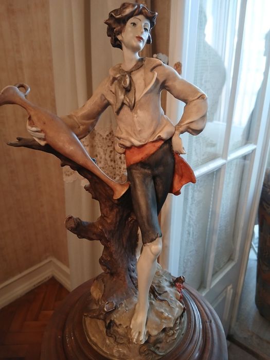 Estatueta de porcelana mais coluna de madeira