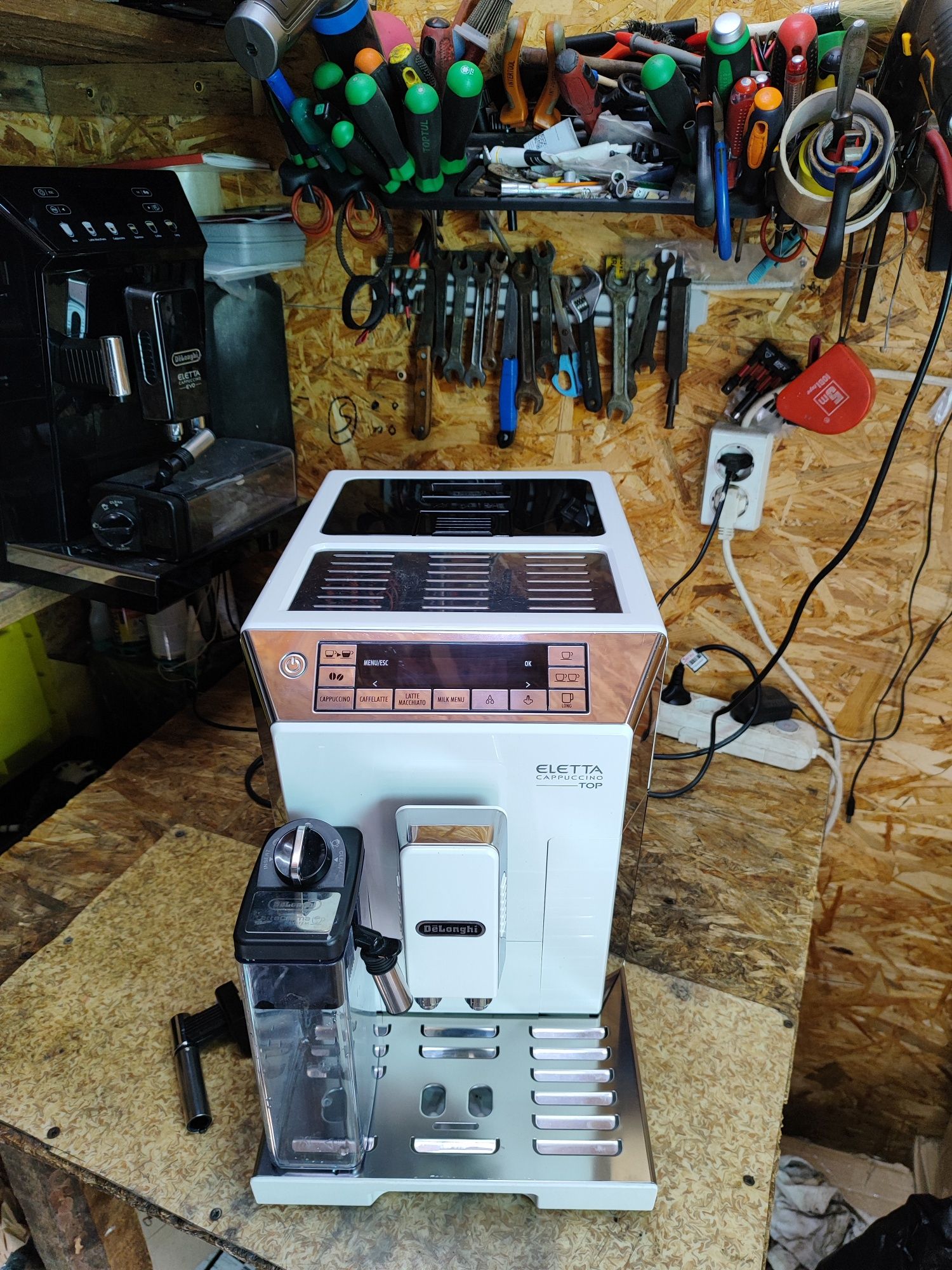 Кофемашина, кавоварка Delonghi Eletta Cappuccino Top
