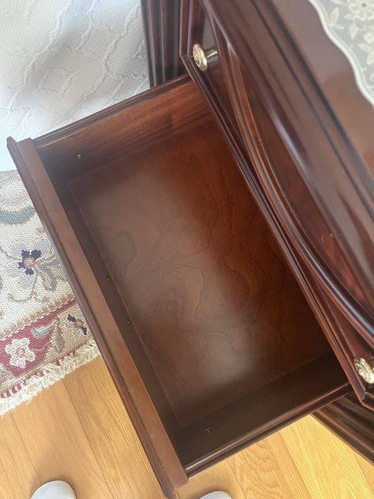 Cama com mesas de cabeceira