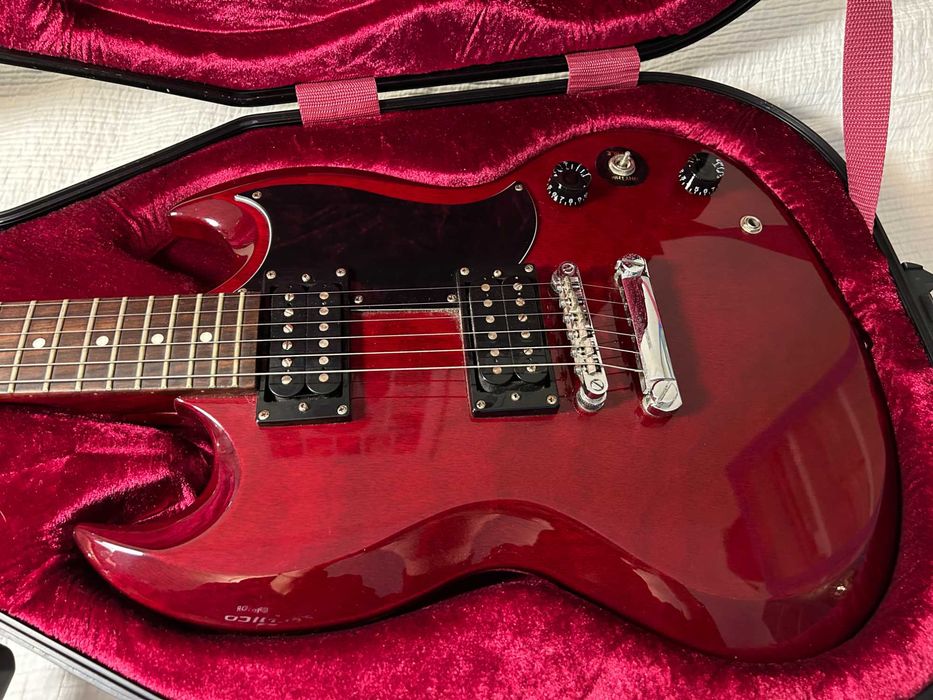 Epiphone Special SG Model, Cherry Red + Amplifier: Line 6 Spider IV 15