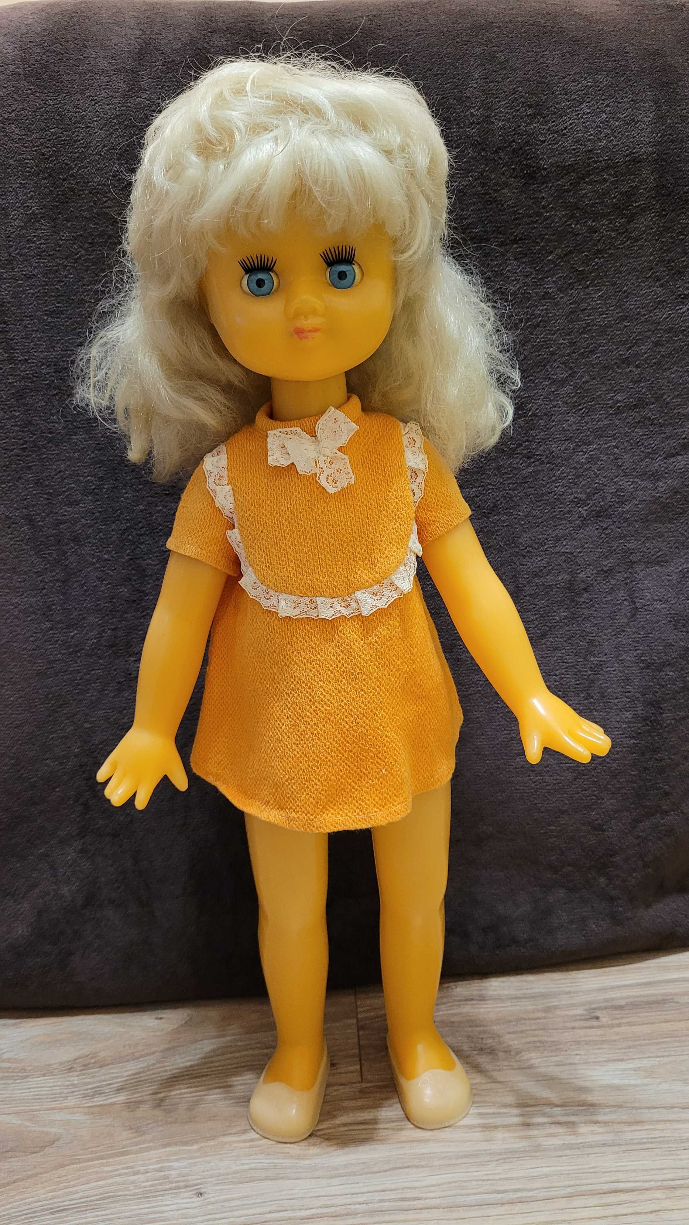 Lalka z PRL 57 cm oryginalne ubranko, chodząca, gdy trzyma się za rękę