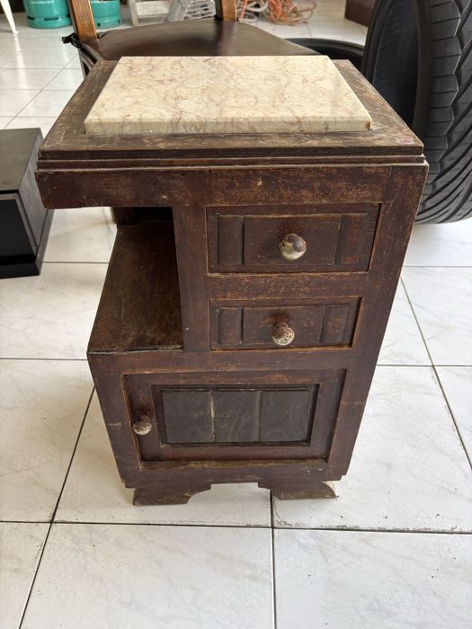Mesa de cabeceira antiga