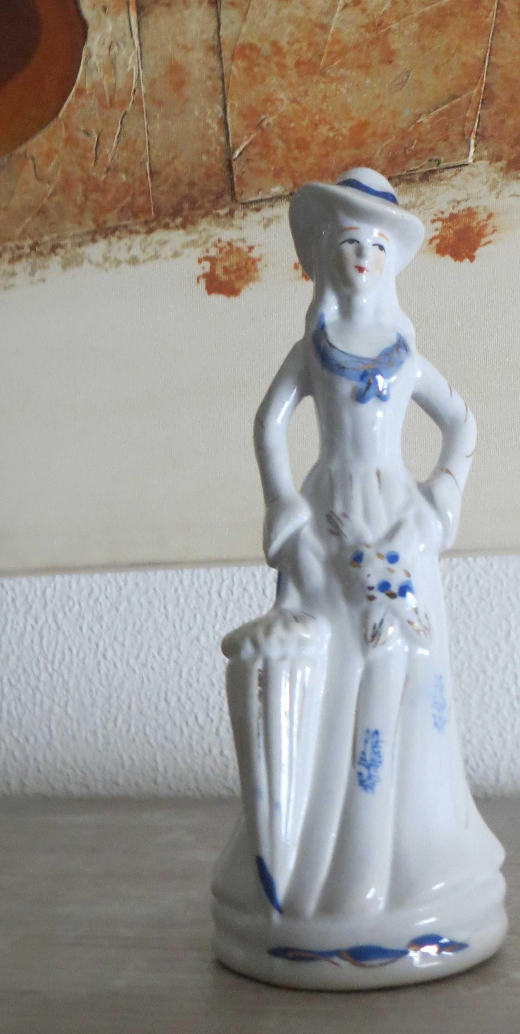 Estátua Porcelana Jovem Era Medieval, branco azul Altura: 21 cm