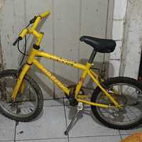 Bicicleta de criança pequena precisa pequena reparação