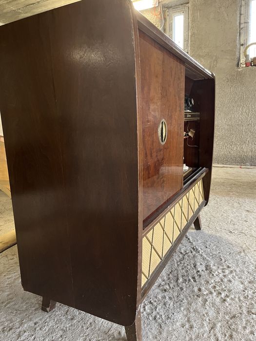 Antyczne radio z adapterem w zabudowie meblowej