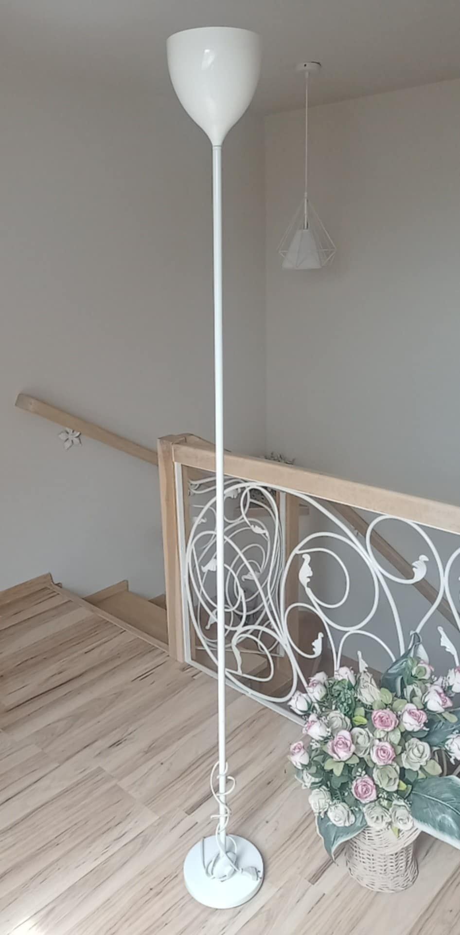 Lampa stojąca biała