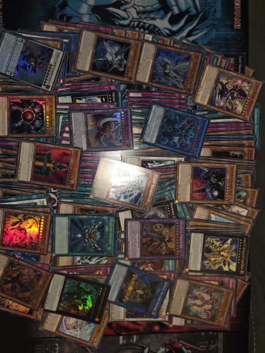zestaw 250 niepowtarzalnych i oryginalnych kart Yu-Gi-Oh!