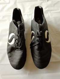 Buty piłkarskie koloru czarnego, nieużywane