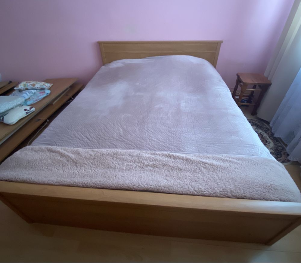 Łóżko otwierane z pojemnikiem ze śladami użytkowania