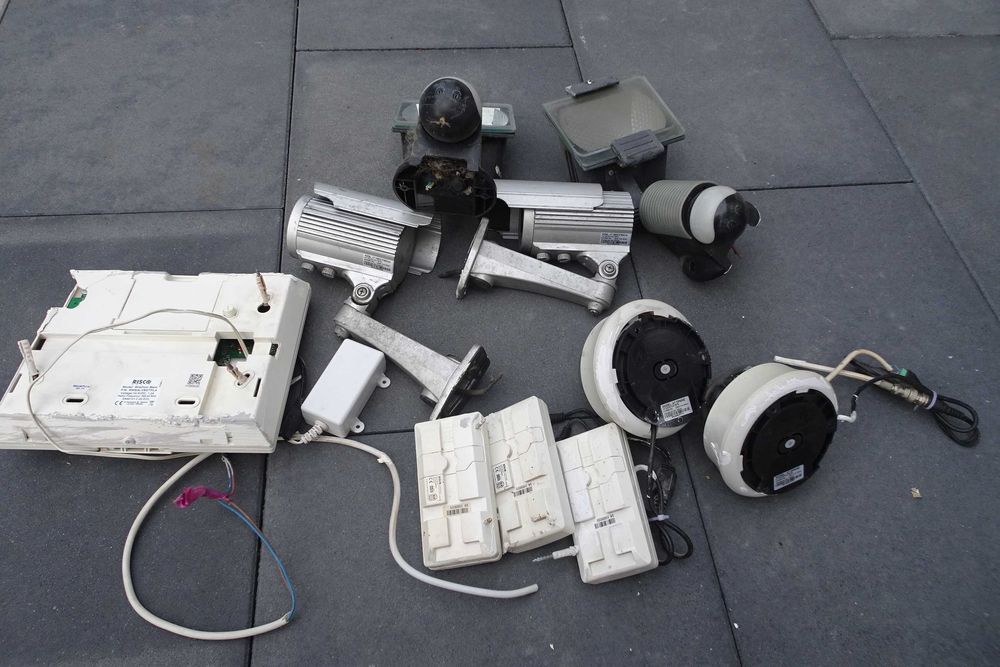 System alarmowy, 2 kam. zewn., 2 kam. kopuł., 3 czuj, 2 lampy, 1 konta