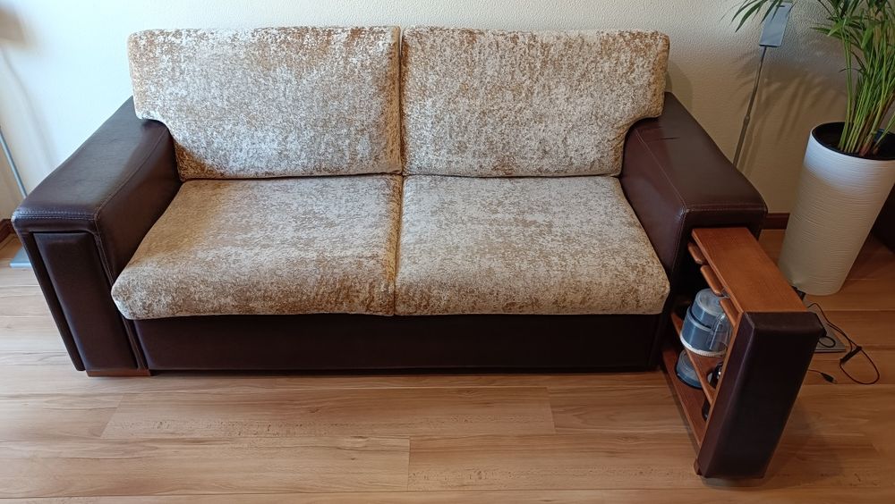 Sofá em veludo Astrakan e pele sintética