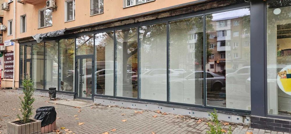 Фасадное большое помещение с широкой витриной и большим торговым залом