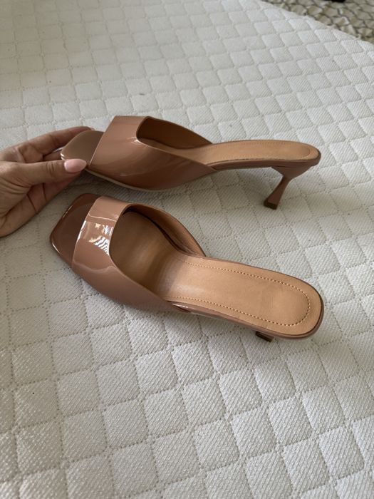 Brazowe klapki na szpilce