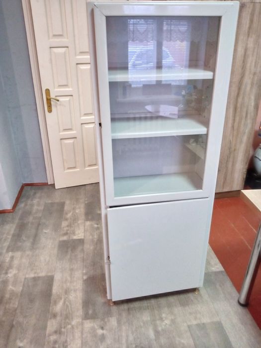 Шафа металева з полицями