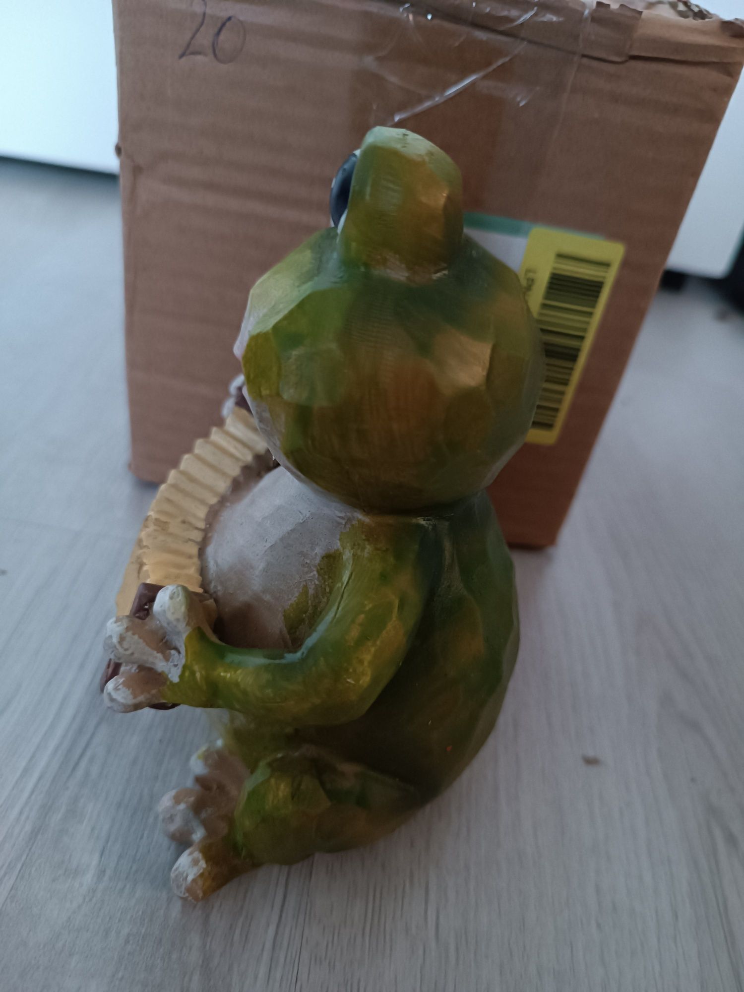 Figurka żaba z akordeonem żywica syntetyczna nowa