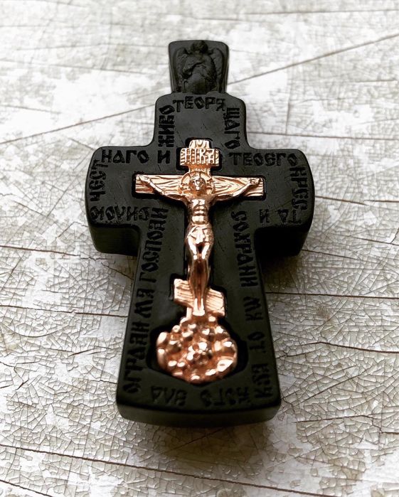 Хрестик з ебенового дерева з золотим розпʼяттям