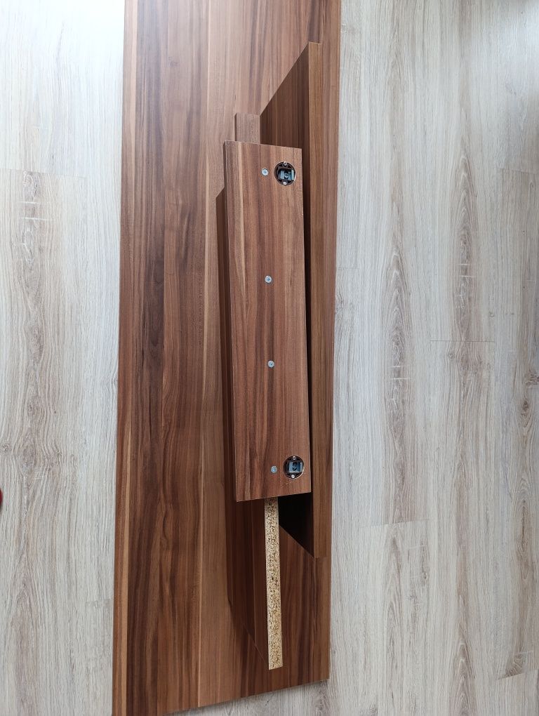 Panel ścienny z półkami