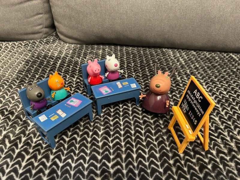 Świnka Peppa, kamper, kuchnia, klasa i książeczki edu. Wysyłka OLX