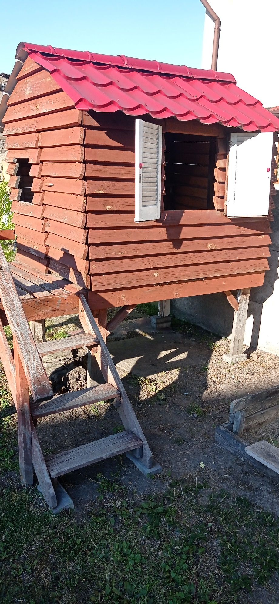 Drewniany domek z balkonem dla dzieci