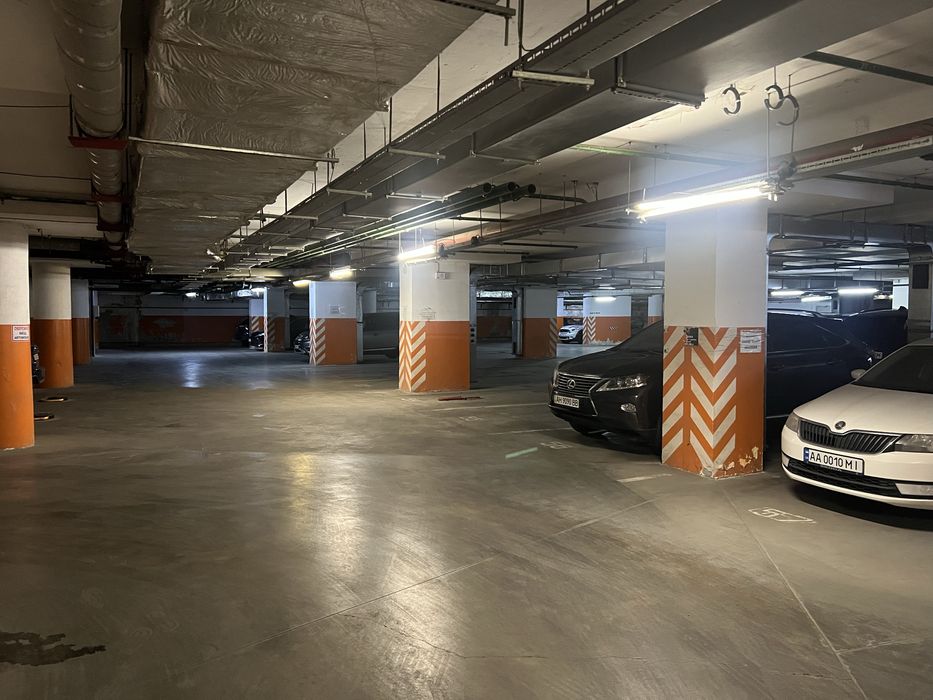 Оренда паркомісця у підземному паркінгу. Carnegie. Кловський узвіз, 7