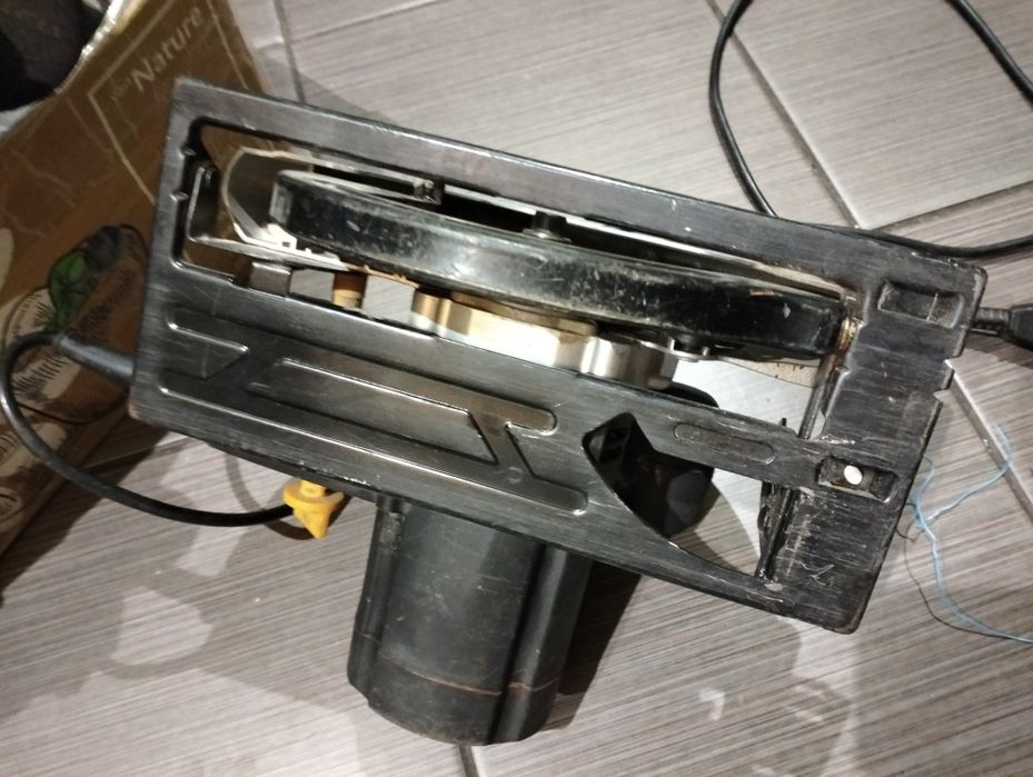 Piła ręczna elektryczna do drewnaPilarka CMI C-HKS 1200.185