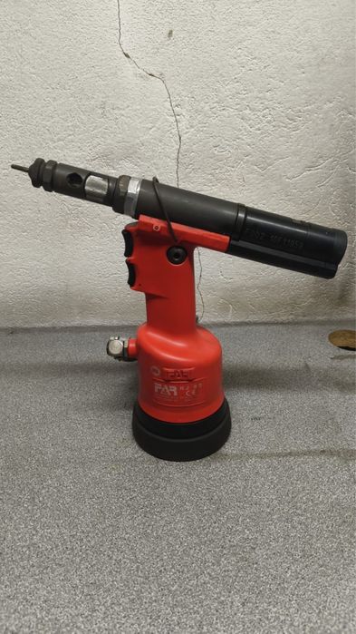 Pneumatyczna nitownica do nitonakretek