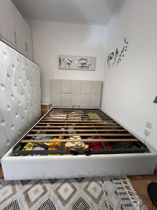 Cama de casal aveludada cor neutra