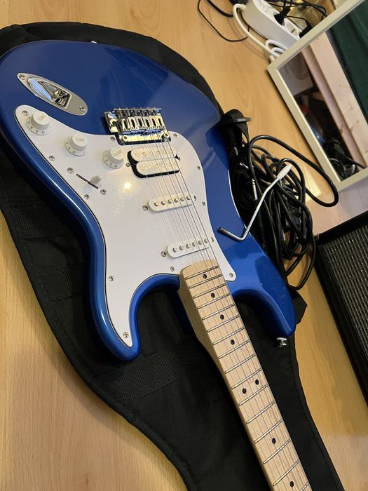 Guitarra + Amplificador Fender Stratocaster