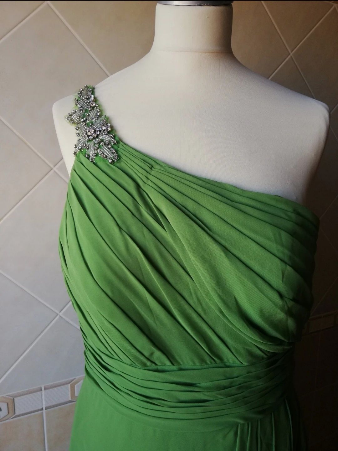 Vestido de cerimónia comprido, em verde alface