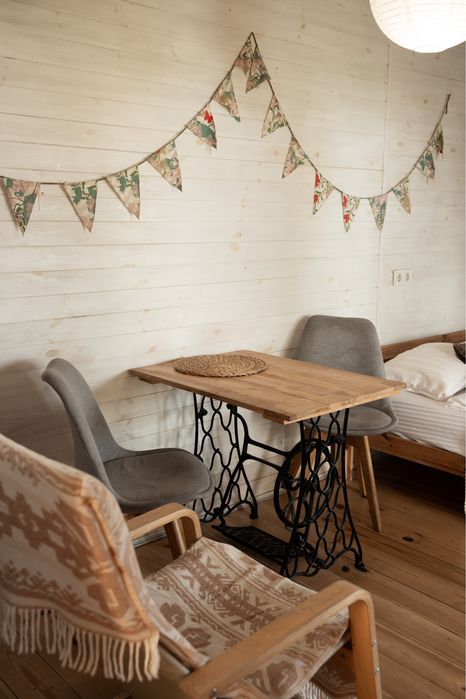 Дивовжний будиночок на березі чистого озера