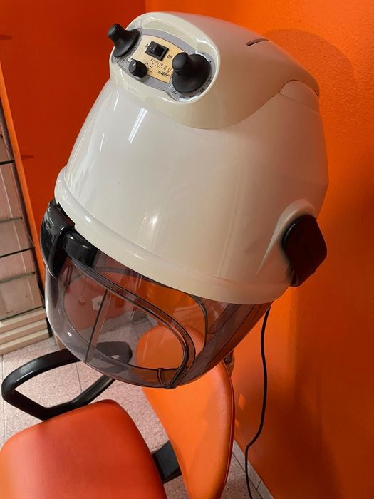 Cadeiras com secador de cabelos | cabeleireiro