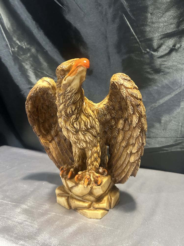 Figurka orła – masywna rzeźba – Symbol siły i wolności