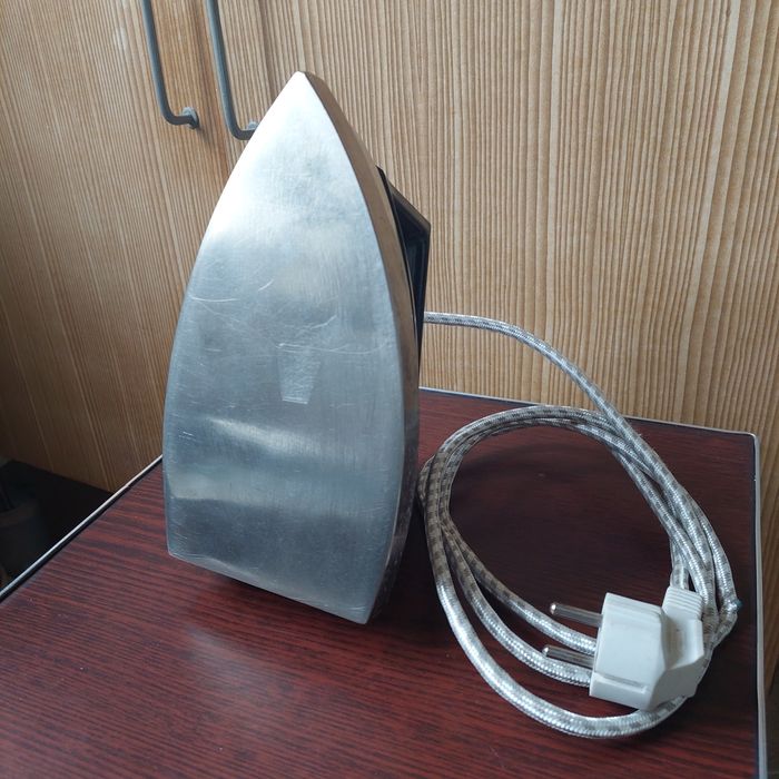 Утюг советских времён,  корпус тяжелый, нержавейка.