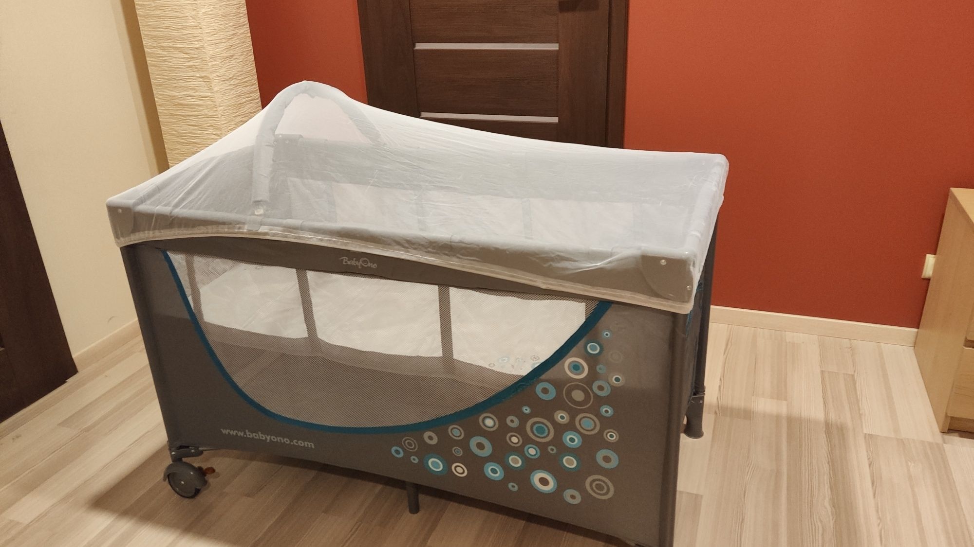 Łóżeczko turystyczne z przewijakiem BabyOno + wanienka
