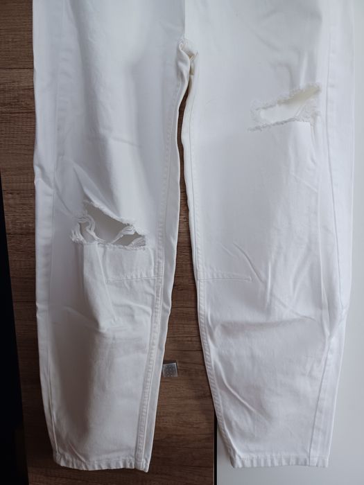 Spodnie z rozdarciami bawełniane jeansy kremowa biel damskie EUR 36 Be
