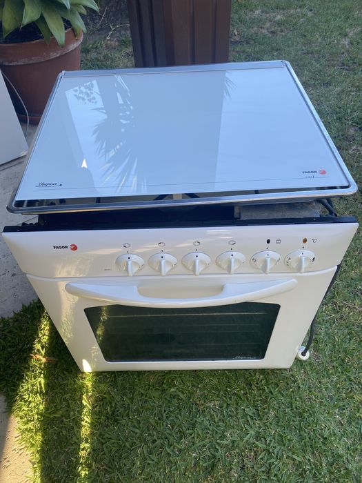 Placa e forno marca Fagir.