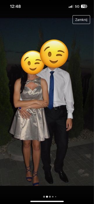 Złota rozkloszowana sukienka z kokardą i golymi plecami