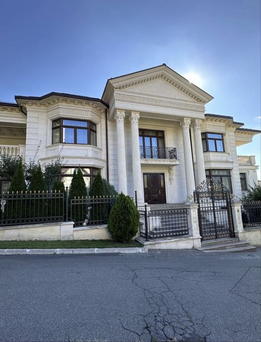 Продаж будинку 1230 м2, закрите містечко, 12 соток, басейн, центр