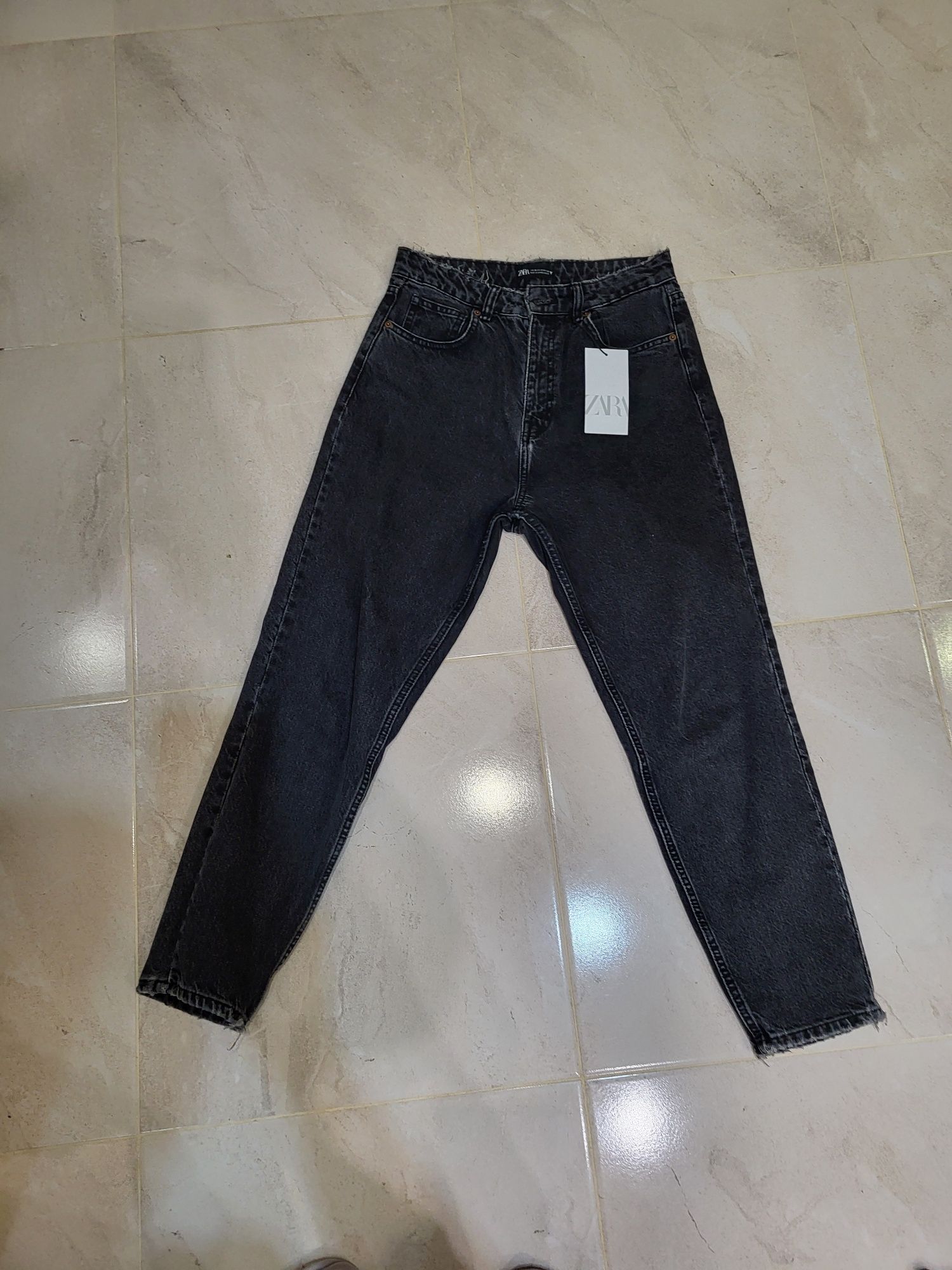 Новые джинсы фирмы Zara р. 38 чёрные.