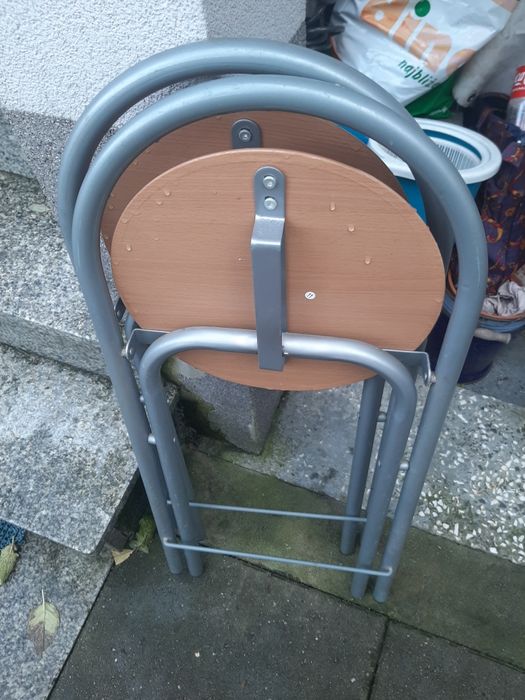 Dwa krzesełka składane i stolik