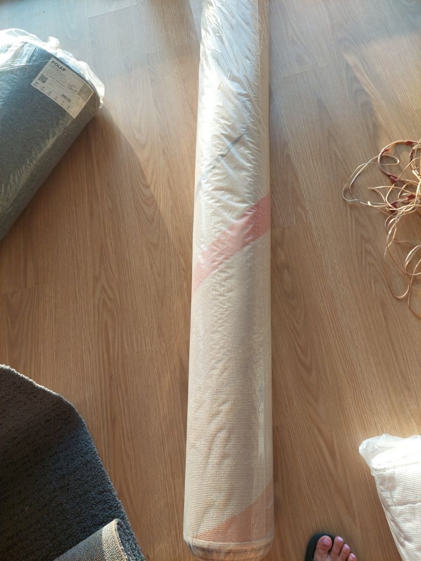 Carpetes usadas, cinza e tons de castanho