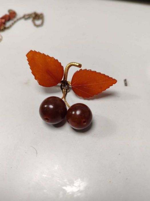 Брошь вишни янтарь ссср