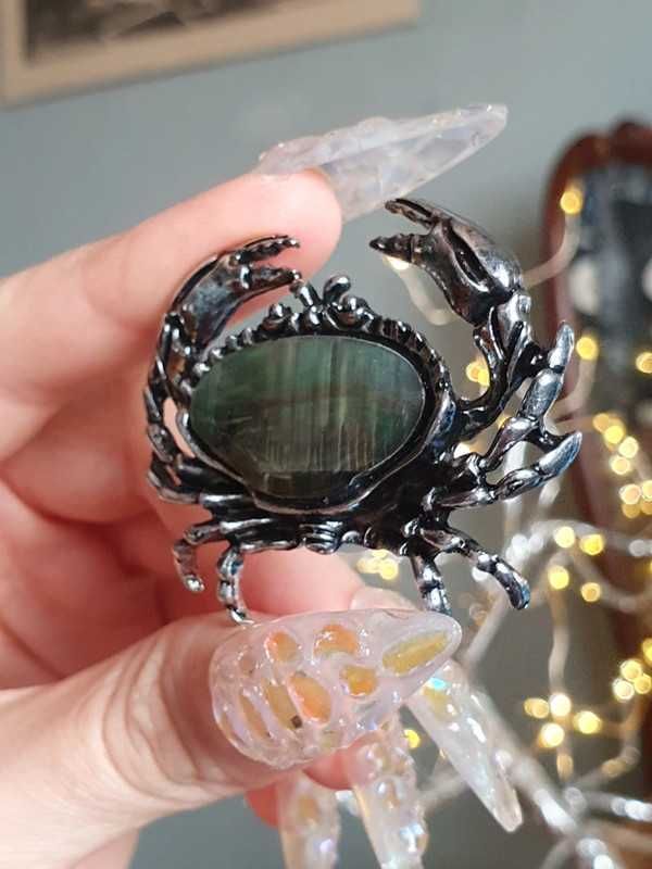 Pendente ou broche / pregadeira caranguejo com concha ou imitação