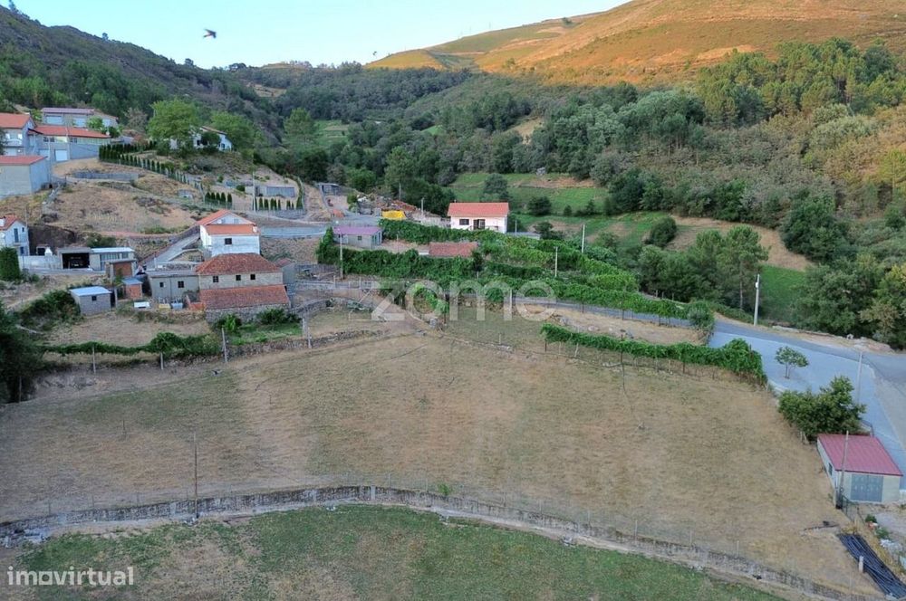 Terreno Rústico com 2433 m2 e anexo 39 m2 - Covelo Gerês, Montalegre
