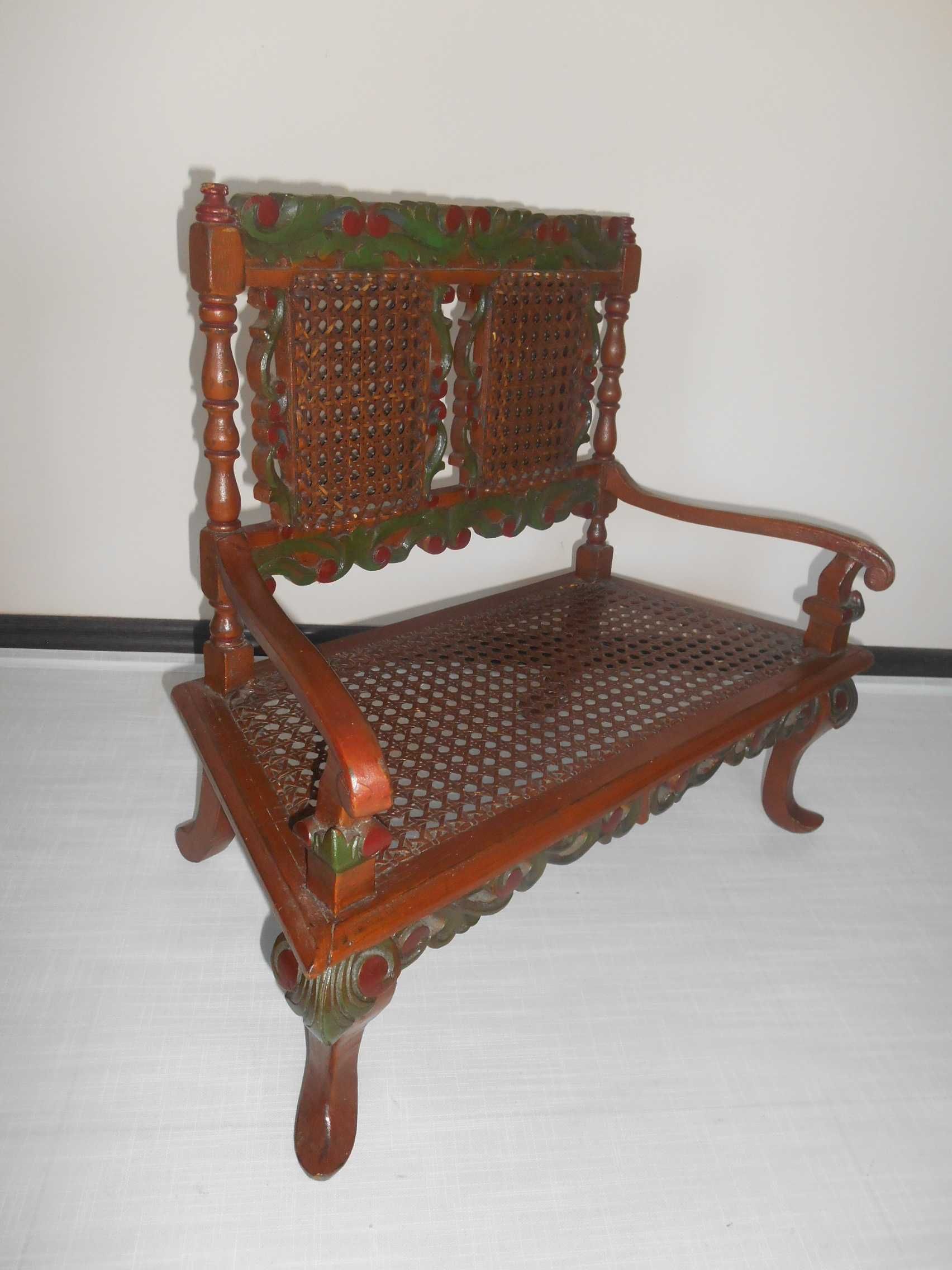 stara mała ławka drewniana, rzezbiona z rafią